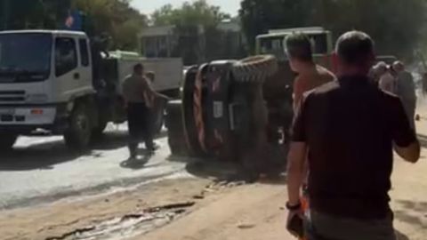 Toshkentda yer cho‘kib, avtobus tiqilib qoldi. Uni chiqargani kelgan maxsus texnika ag‘darilib tushdi (video)