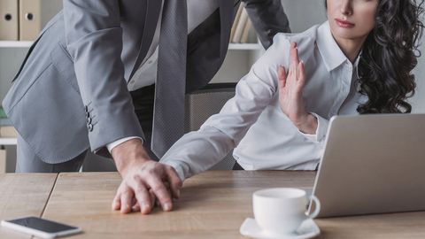 Sirdaryoda tadbirkor ayolga shilqimlik qilgan Soliq inspeksiyasi boshligʻi ishdan olindi