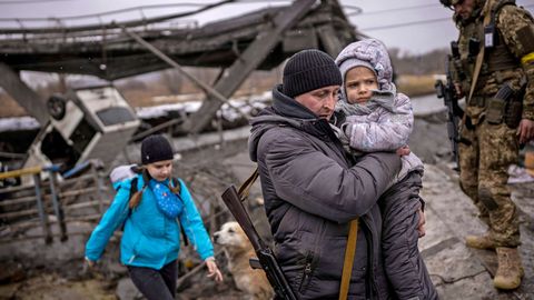 Rossiya ukrainalik minglab bolalarni “qayta tarbiyalamoqda”