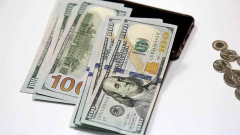 O‘zbekistonda dollar kursi 12 300 so‘mdan tushdi