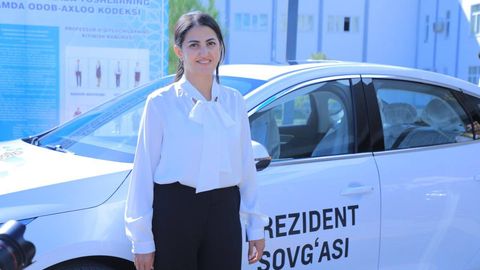 Chet eldagi taklifni rad etib, chekka qishloqda dars berayotgan buxorolik oʻqituvchiga avtomobil sovgʻa qilindi