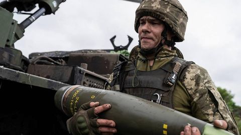 АҚШ Украинага қурол юборишни тиклайди