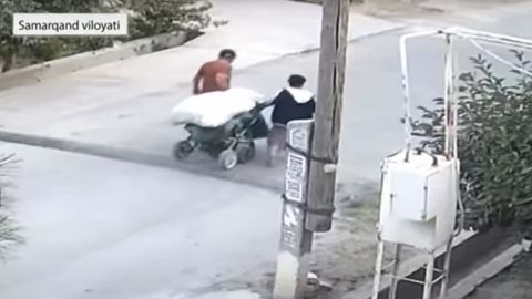 Samarqandda qaynuka pochchasini o‘ldirib, jasadini qopda olib ketayotgan payt qo‘lga tushdi (Video)