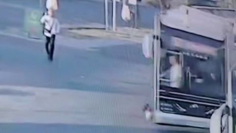Toshkentda avtobus haydovchisi 2007-yilda tug‘ilgan qizni bosib ketdi (video)