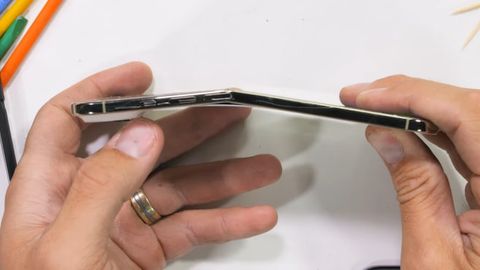 Texnobloger iPhone Air’ni sindirishga urindi— smartfon ancha baquvvat bo‘lib chiqdi