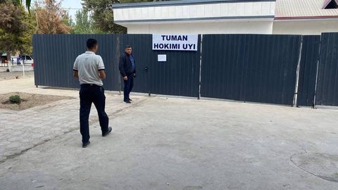 “Sizning qaroringiz tufayli uysiz qoldik”. Norin hokimining konteyner uyiga shu mazmunda xat qoldirildi