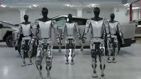 Tesla zavodida robot texnik xodimga hujum qildi