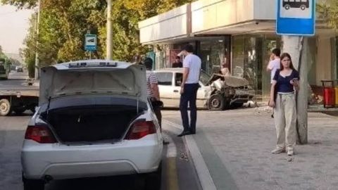 Бир куннинг ўзида Тошкентда иккита машина автобус бекатларига бориб урилди