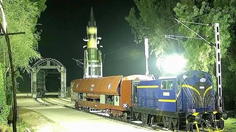 Ҳиндистон 2000 км масофали ракетани темир йўл қурилмасидан учирди (видео)