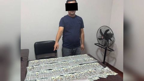 В Фергане при получении 30 тысяч долларов задержан сотрудник налогового управления