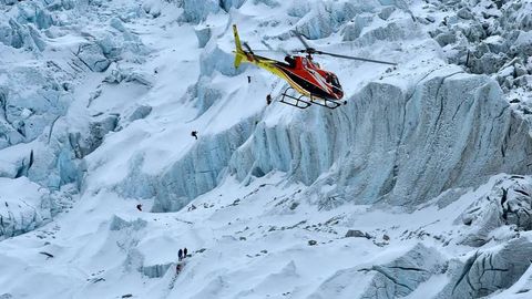 Everestda 1000 ga yaqin sayyoh qor bo‘ronida qolib ketdi