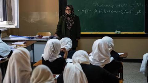 “Tolibon” savodxonlikdan dars bergan 90 nafar ayol ustozni ishdan bo‘shatdi — manba