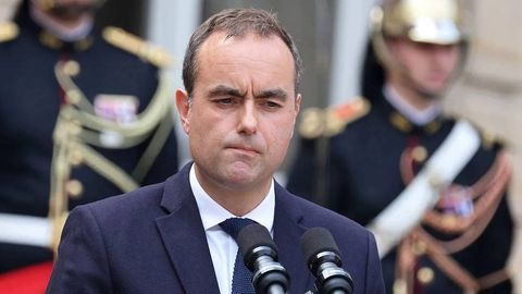 Францияни салкам бир ой бошқарган бош вазир истеъфога чиқди