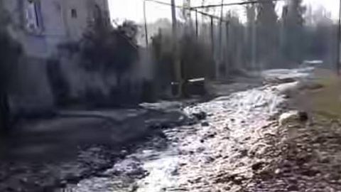 Андижонда каналдан сув тошиб, аҳоли уйларига сув кирди (видео)