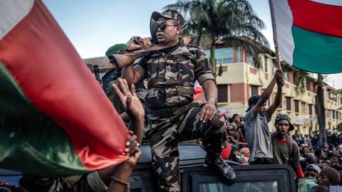 “Harbiylar hokimiyatni egallashga kirishdi” — Madagaskar prezidenti