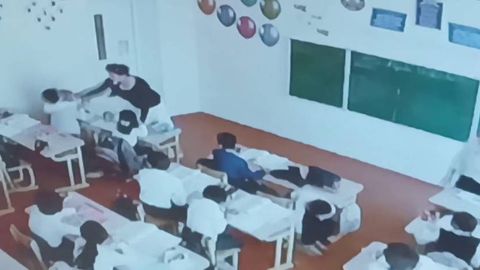 Самарқандда мактаб котибаси 3-синф ўқувчисини синфдошлари олдида калтаклади (видео)