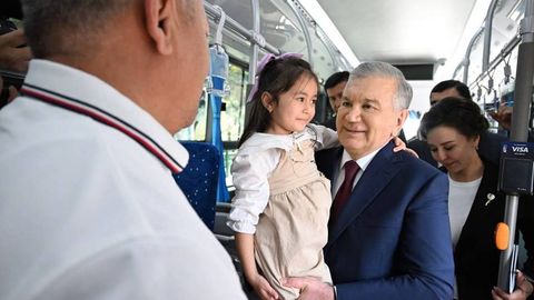 Shavkat Mirziyoyev Shota Rustaveli ko‘chasida avtobusda yurib, yo‘lovchilar bilan suhbatlashdi (video)