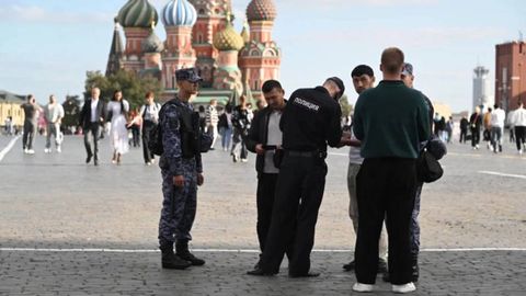 Rossiyada migrant oilalar soni cheklanadi: Putin yangi migratsiya siyosatini tasdiqladi