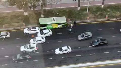 Тошкентда йўловчи автобуси Cobalt билан тўқнашди