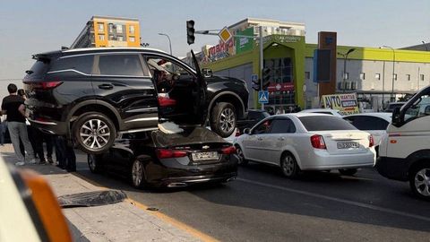 В Ташкенте в результате ДТП один автомобиль оказался на крыше другого (видео)