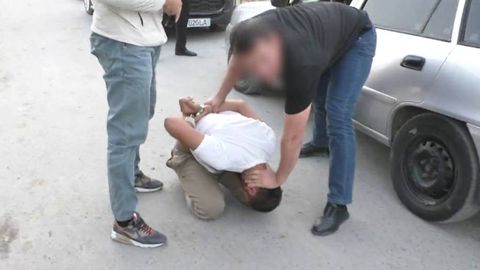 Жиззахда таҳдид билан ички ишлар ходимидан пул талаб қилганлар ушланди