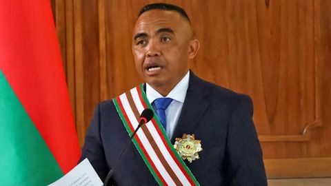 Madagaskarda harbiy to‘ntarish: yangi prezident qasamyod qildi