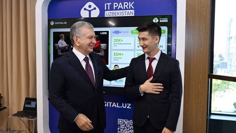 Shavkat Mirziyoyev iqtidorli yoshlarning innovatsion loyihalari bilan tanishdi