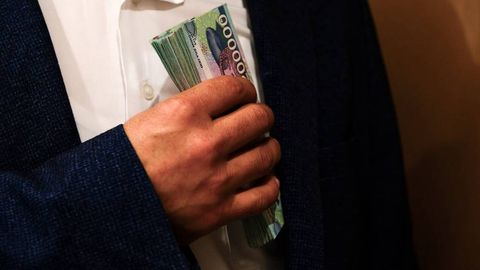 Фарғонада фермердан пул талаб қилган Ободонлаштириш бошқармаси ходими қўлга тушди