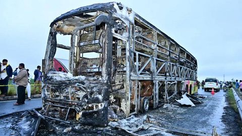Ҳиндистонда автобус ёниб кетди, камида 20 киши ҳалок бўлди (видео)