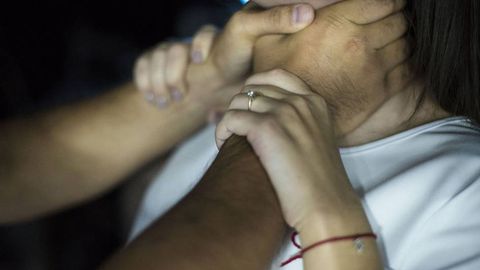 Фарғонада хотинини дурра билан бўғиб ўлдирган эркак 16 йилга қамалди