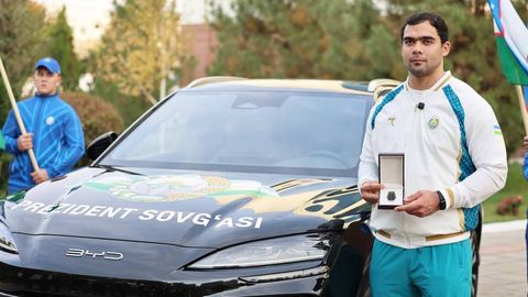 Оғир атлетикачи Акбар Жўраевга президент совғаси — BYD топширилди