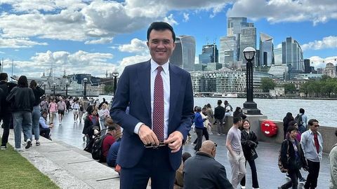 “Uydagilar olib ketishini soatlab kutardim”. Alisher Fayz bolalik yillari va Ozodbek Nazarbekov bilan qanday topishgani haqida