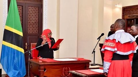 Tanzaniya prezidenti noroziliklarga qaramay saylovda g‘alaba qozonib, qasamyod qildi
