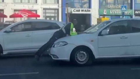 Toshkentda haydovchi YPX xodimini mashina kapotida sudrab ketdi (video)