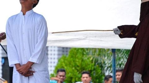 Сингапурда онлайн фирибгарлар дарра билан уриб жазоланади