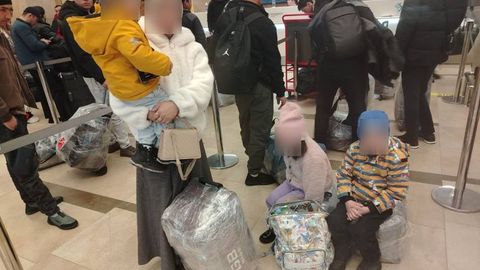 Россиядаги оғир аҳволда қолган ўзбекистонлик она уч фарзанди билан ватанга қайтарилди