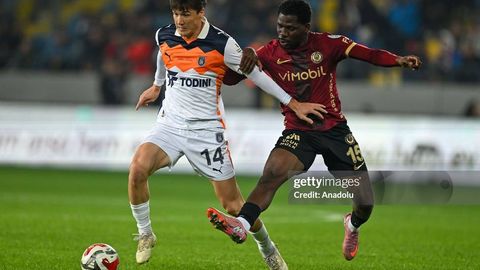 Eldor Shomurodov Turkiya Superligasi to‘purariga aylanib oldi (foto)