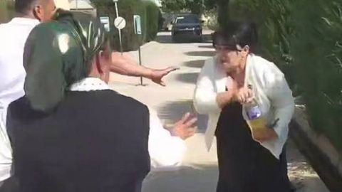 Сурхондарёда 15 йил директорлик қилган аёл ишдан олингач, мактабда ўзини ёқиб юбормоқчи бўлди (видео)