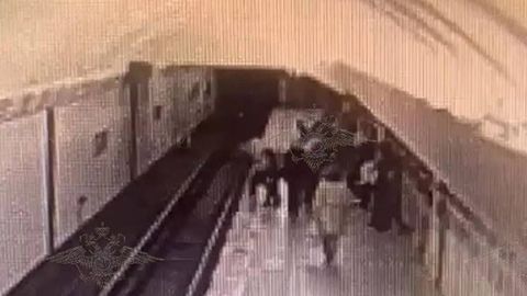 Москвадаги метрода аёл 13 яшар қизчани рельсга итариб юборди (видео)