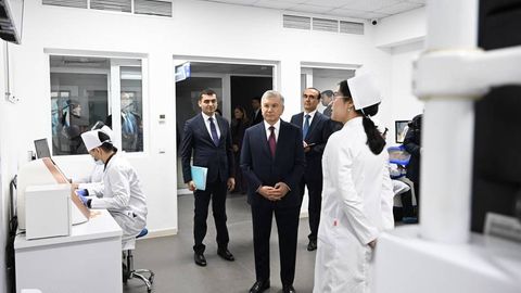 Шавкат Мирзиёев Тошкент давлат тиббиёт университетига ташриф буюриб, соҳага оид тақдимотлар билан танишди