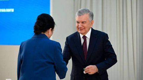 Шавкат Мирзиёев мукофотланган тиббиёт ходимларига унвон, орден ва медалларини топширди