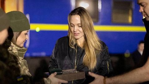 “Дронлар одамларни овлаш учун ишлатилмоқда”: Анжелина Жоли Украинадаги уруш даҳшатлари ҳақида гапирди