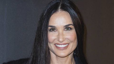 16 ёшида уйдан қочиб кетган, роли сабаб гиёҳвандликдан қутулган. “Сайёранинг энг гўзал инсони” — Деми Мур 62 ёшда