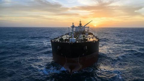 Дунё океанларидаги танкерларда миллиард баррел нефть қолиб кетди — Bloomberg
