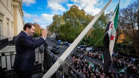 Suriyaning Londondagi elchixonasi qayta ochildi (video)