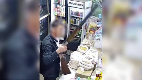 Qamchiqda miltiq ko‘targan erkak do‘konga kirib, sotuvchi ayolni jarohatladi