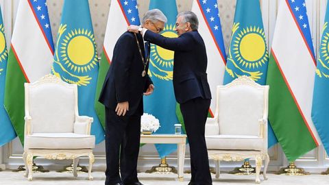 Prezident Shavkat Mirziyoyev Qosim-Jo‘mart To‘qayevga “Oliy Darajali Do‘stlik” ordenini topshirdi