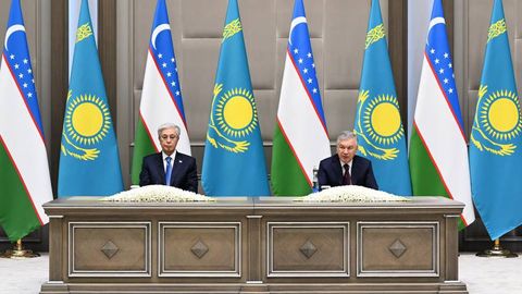 Президент Шавкат Мирзиёев ва Қосим-Жўмарт Тўқаев журналистлар учун баёнот берди