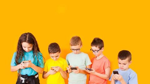 Фарзандингиз гаджетларга қарам бўлса, қандай йўл тутиш керак? Психологдан 5 та маслаҳат