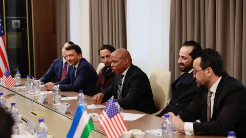 Мэр Нью-Йорка прибыл в Ташкент